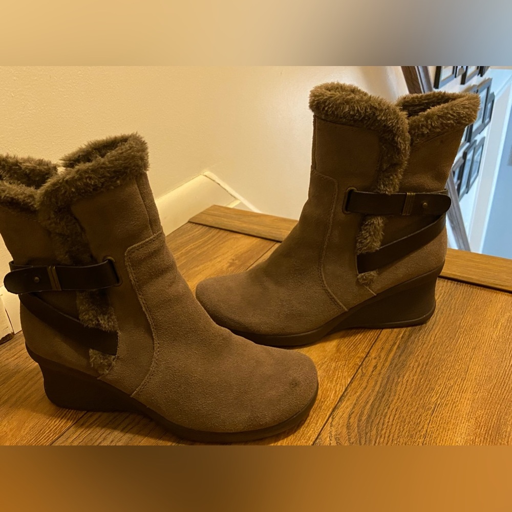 Bear trap taupe suede boat 8.5 with faux fur lining small heel. EUC